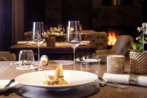 Restaurant Ein Tisch mit einem Teller Essen und Weingläsern.