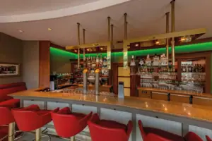 Bar mit roten Stühlen und Tresen