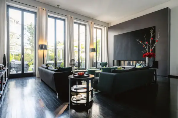 Wohnzimmer mit Kamin und Sofas