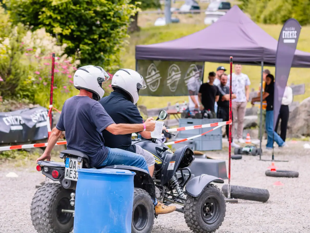 Ein Paar auf einem Quad im Freien.