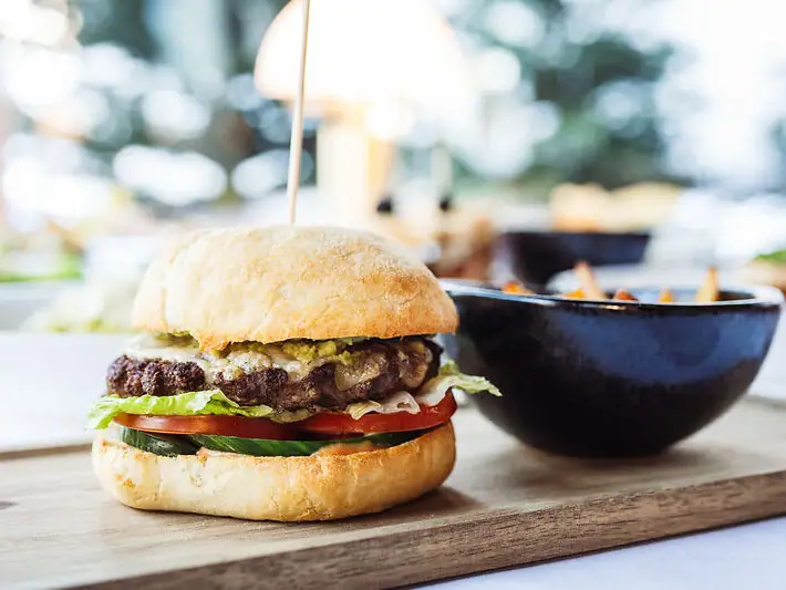 Burger und Schüssel mit Essen im Thurnher’s Restaurant