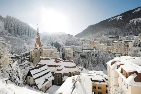 Eine verschneite Stadt im Winter.