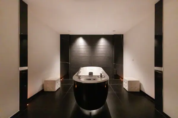 Badewanne in einem Raum
