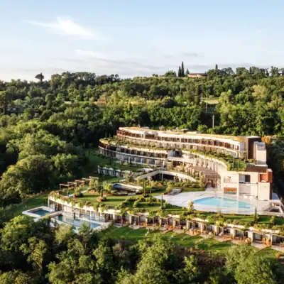 Ein Gebäude mit einem Pool, umgeben von Bäumen.