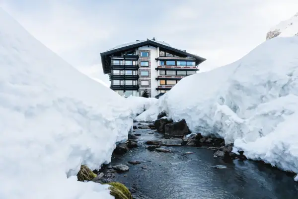 Ein Gebäude am Fluss im Schnee.