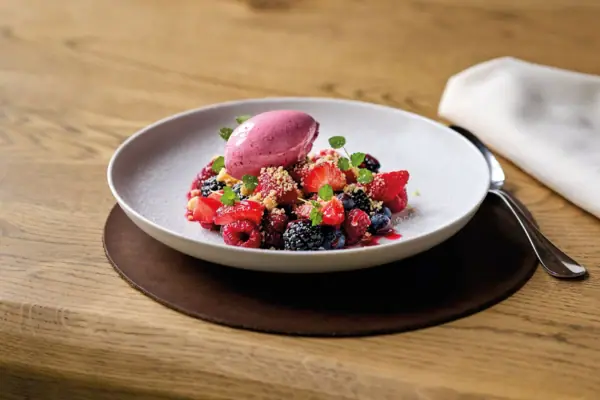 Teller mit Fruchtdessert