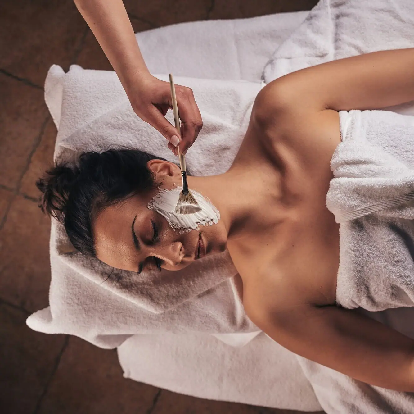 Frau bekommt Gesichtsbehandlung Frau genießt eine Anwendung im SPA-ROSA