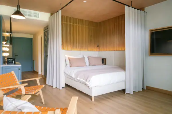 Ein Bett mit Vorhängen.