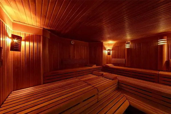 Ein Raum mit Holzbänken und Beleuchtung.
