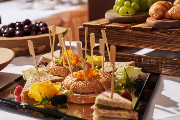 Tablett mit Sandwiches und Obst.