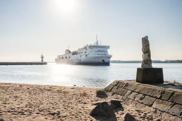 Ein großes weißes Schiff auf dem Wasser.