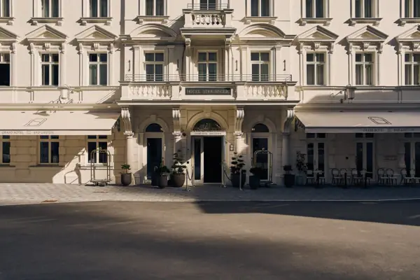 Ein Gebäude mit vielen Fenstern.