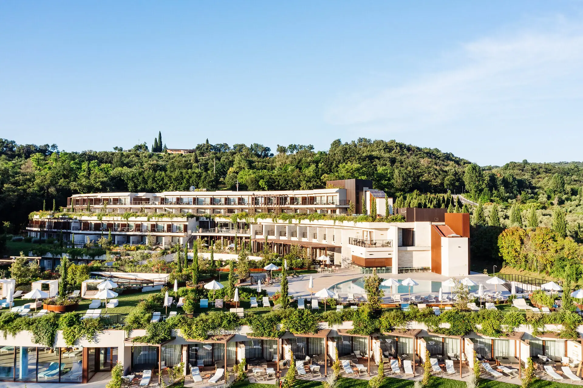 Hotel mit mehreren Pools und Bäumen im Freien