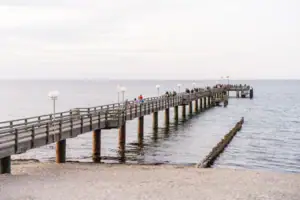 Eine Gruppe von Menschen auf einem Pier im Freien.