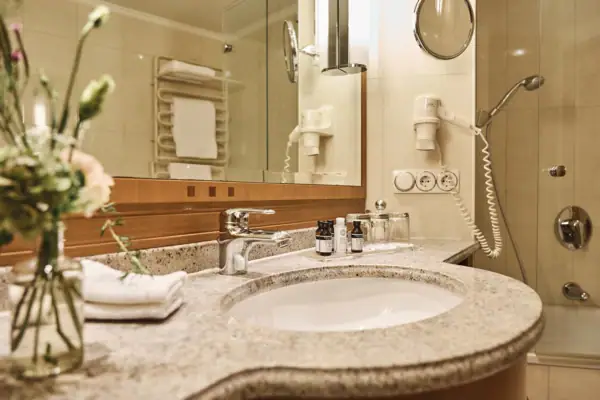 Badezimmer mit Waschbecken und Spiegel