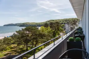 A-ROSA Ceres am Meer Ausblick Balkon mit Blick auf einen See unter wolkenbedecktem Himmel.