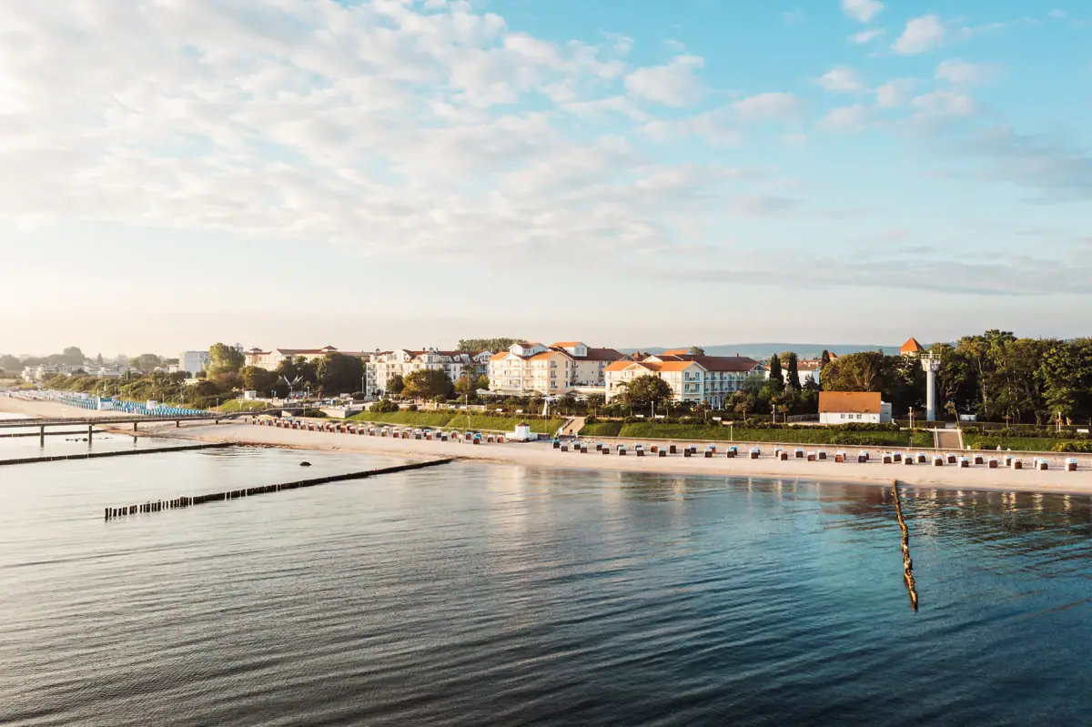 Blick auf das A-ROSA Ostseehotel Kühlungsborn an der Ostseeküste mit Strand, Seebrücke und Meer