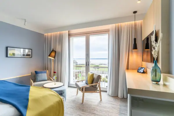 Ein Hotelzimmer mit einem Bett, einem Tisch und Stühlen.