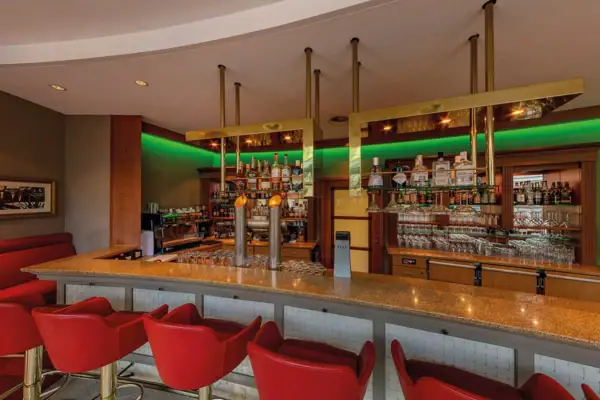 Bar mit roten Stühlen und Tresen