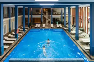 Zwei Personen schwimmen in einem Schwimmbecken.