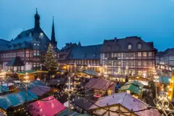 Stadtansicht mit vielen Zelten und Gebäuden im Freien.
