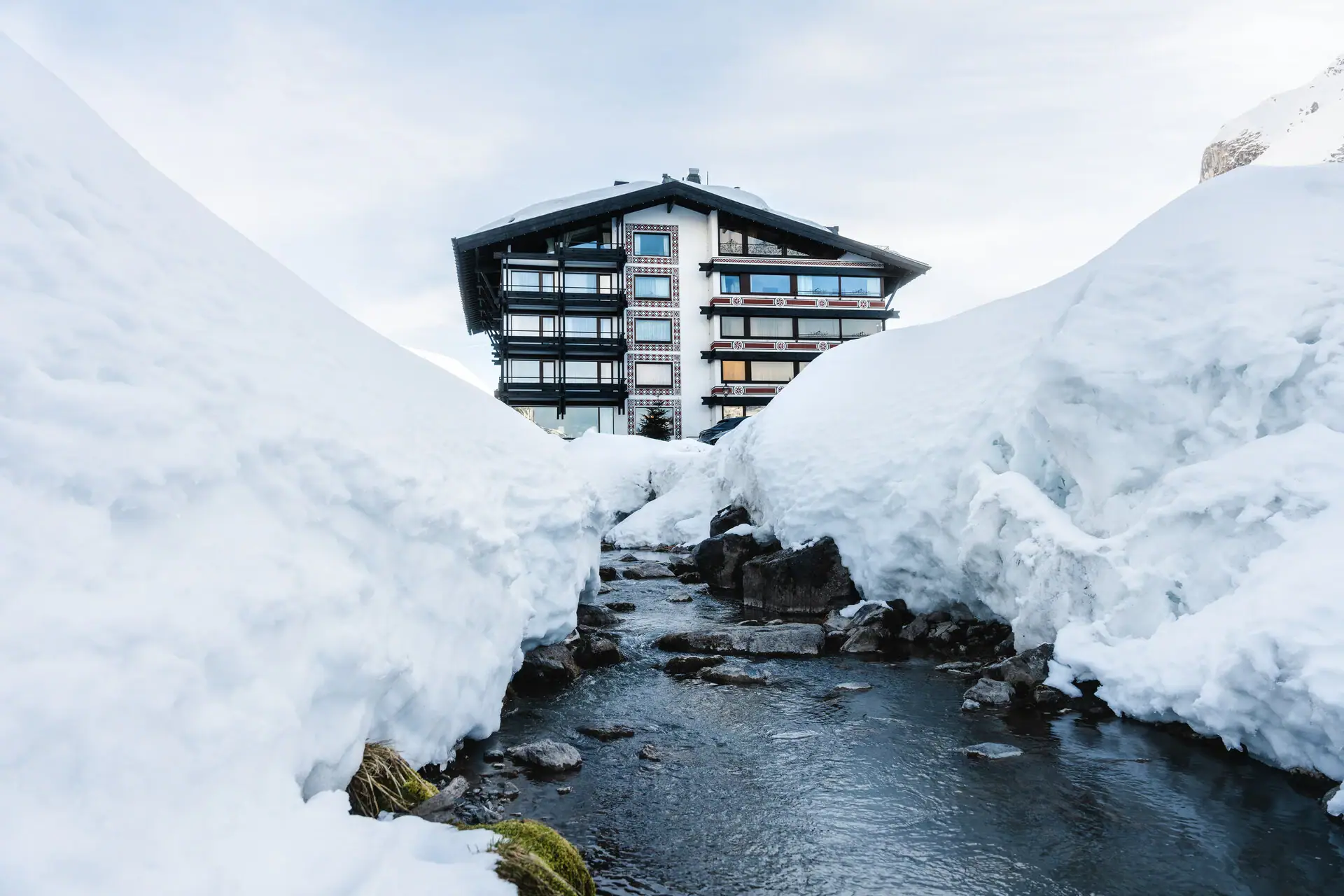 Ein Gebäude am Fluss im Schnee.
