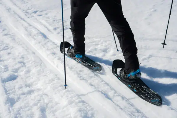Eine Person beim Skifahren im Schnee.