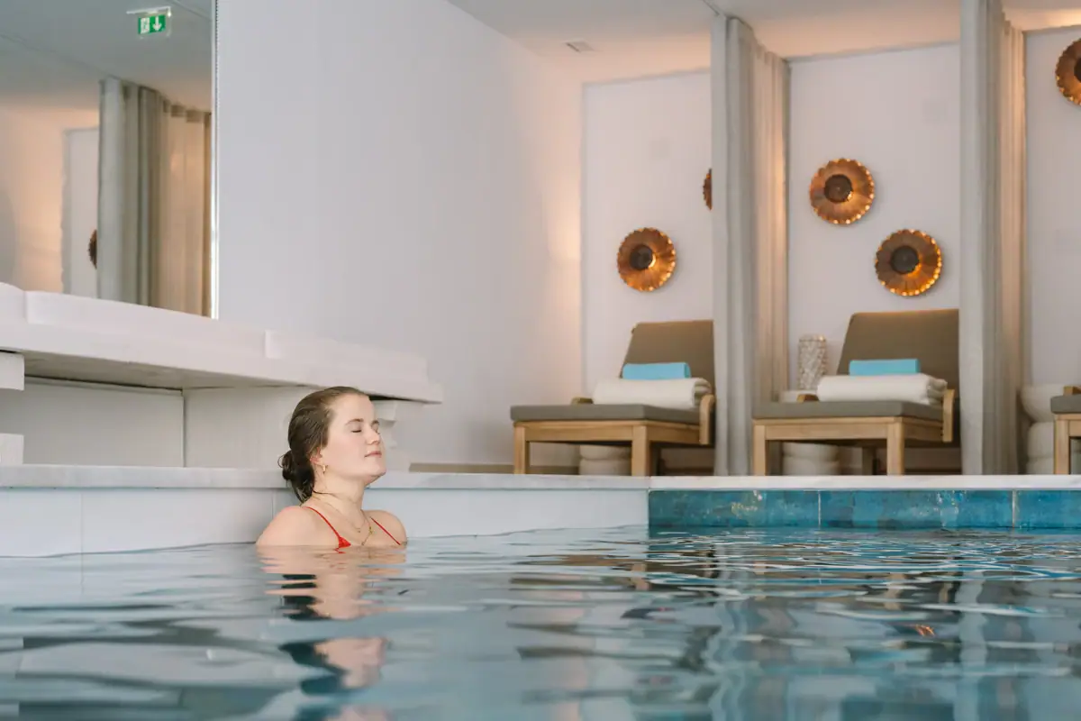 Eine Frau schwimmt in einem Pool.