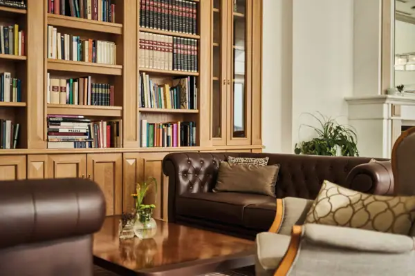 Wohnzimmer mit Bücherregal und Couch
