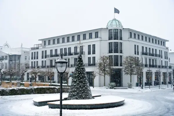 Ein Gebäude mit einem Baum davor im Freien bei winterlichem Wetter.