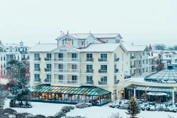 Ein Gebäude im Schnee mit Bäumen im Hintergrund.