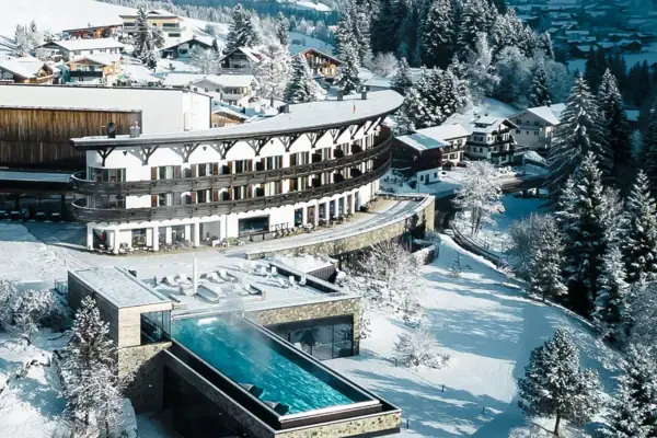 A-ROSA Ifen Hotel Kleinwalsertal Gebäude mit Pool im Schnee