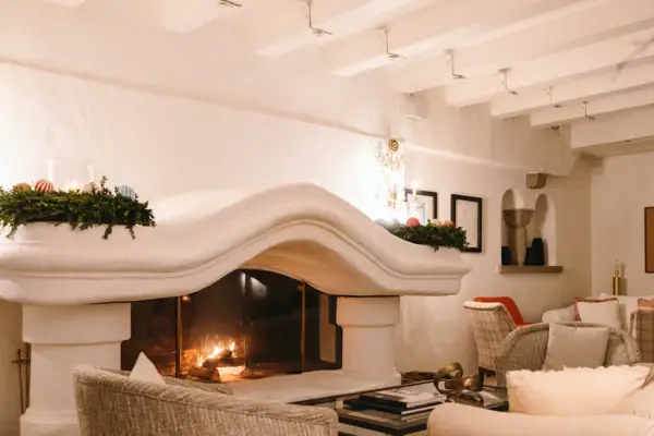 Kamin in einem Wohnzimmer mit Couch im Vordergrund.