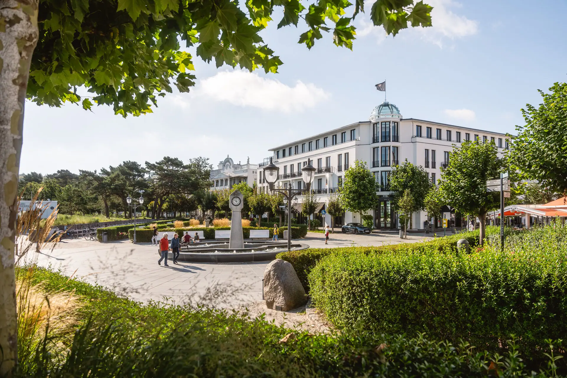 Ein Gebäude mit einem Brunnen und Bäumen.