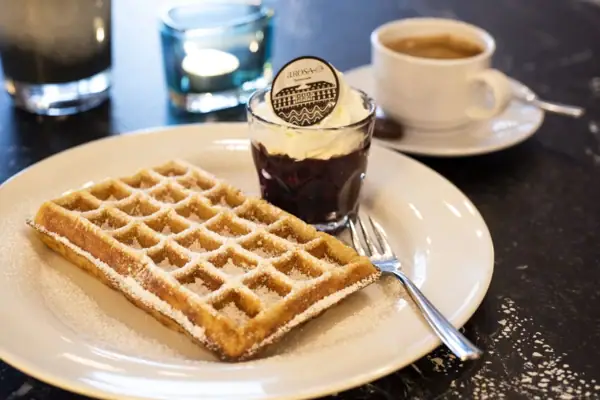 Waffel und Tasse Kaffee auf einem Tisch