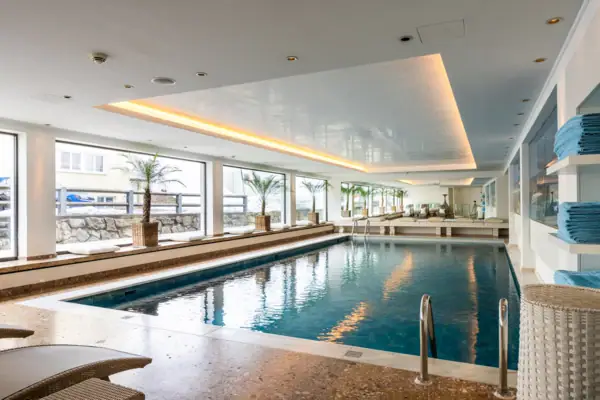 Innenpool mit großem Becken
