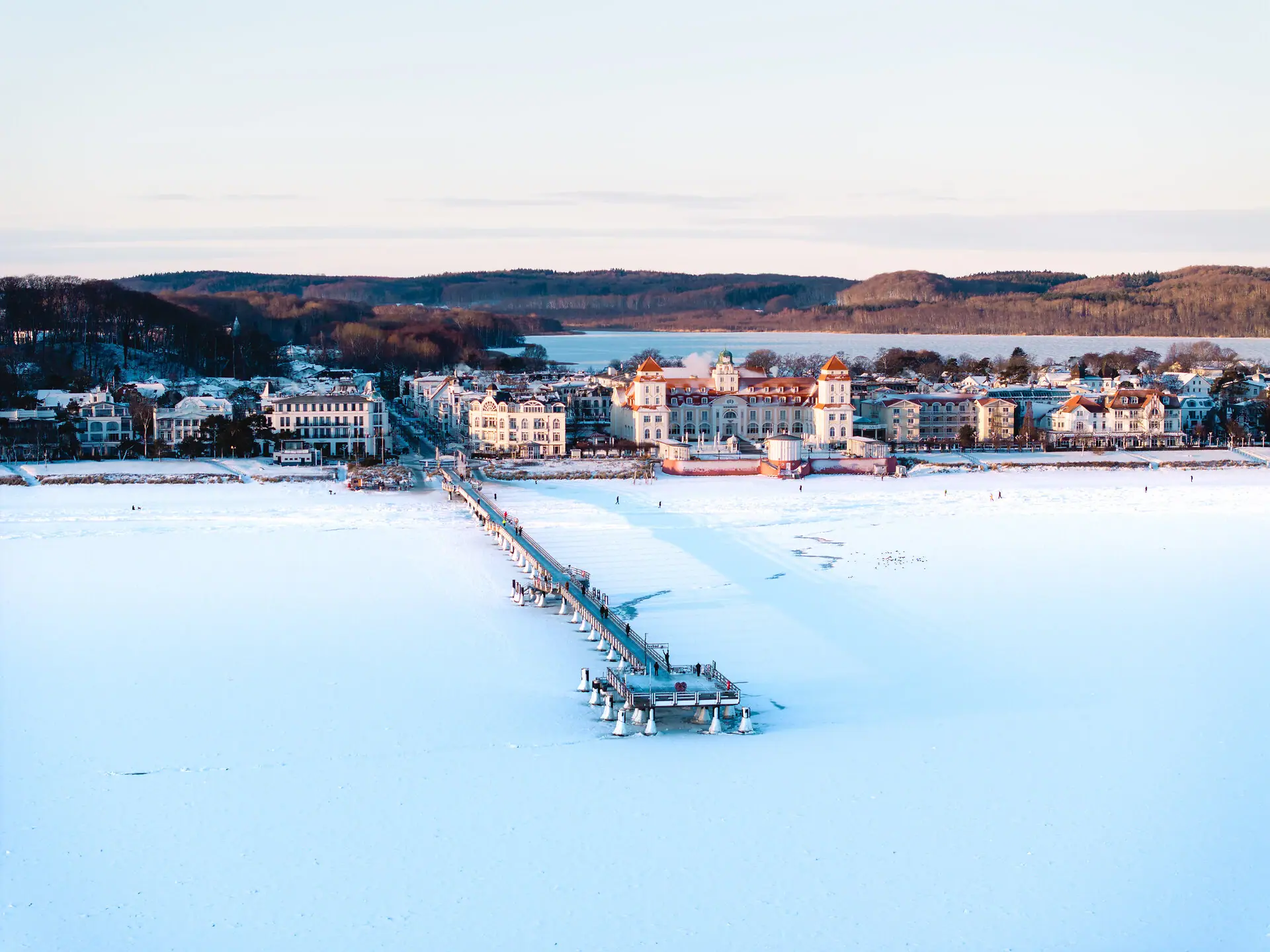 Seebrücke Binz Brücke über einen zugefrorenen See im Winter.
