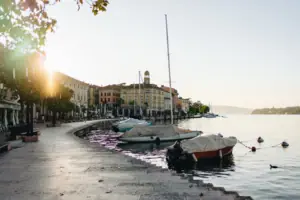 Boote auf dem Wasser neben einem Steg