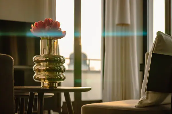 Eine Vase mit Blumen auf einem Tisch.