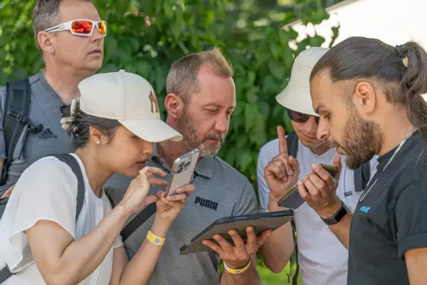 Eine Gruppe von Menschen betrachtet ein Tablet.