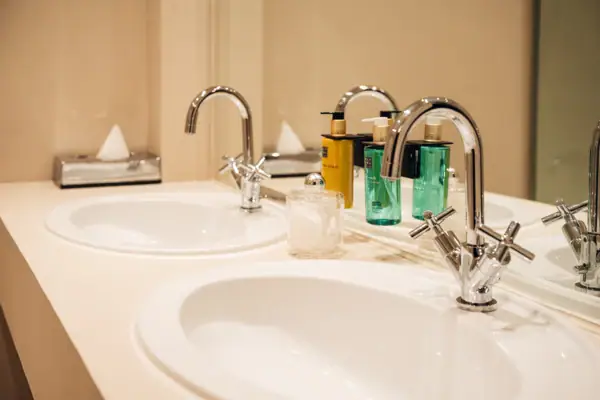Waschbecken mit Seifenspendern im Badezimmer