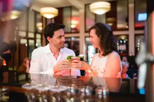 Ein Mann und eine Frau halten Getränke in einem Restaurant.