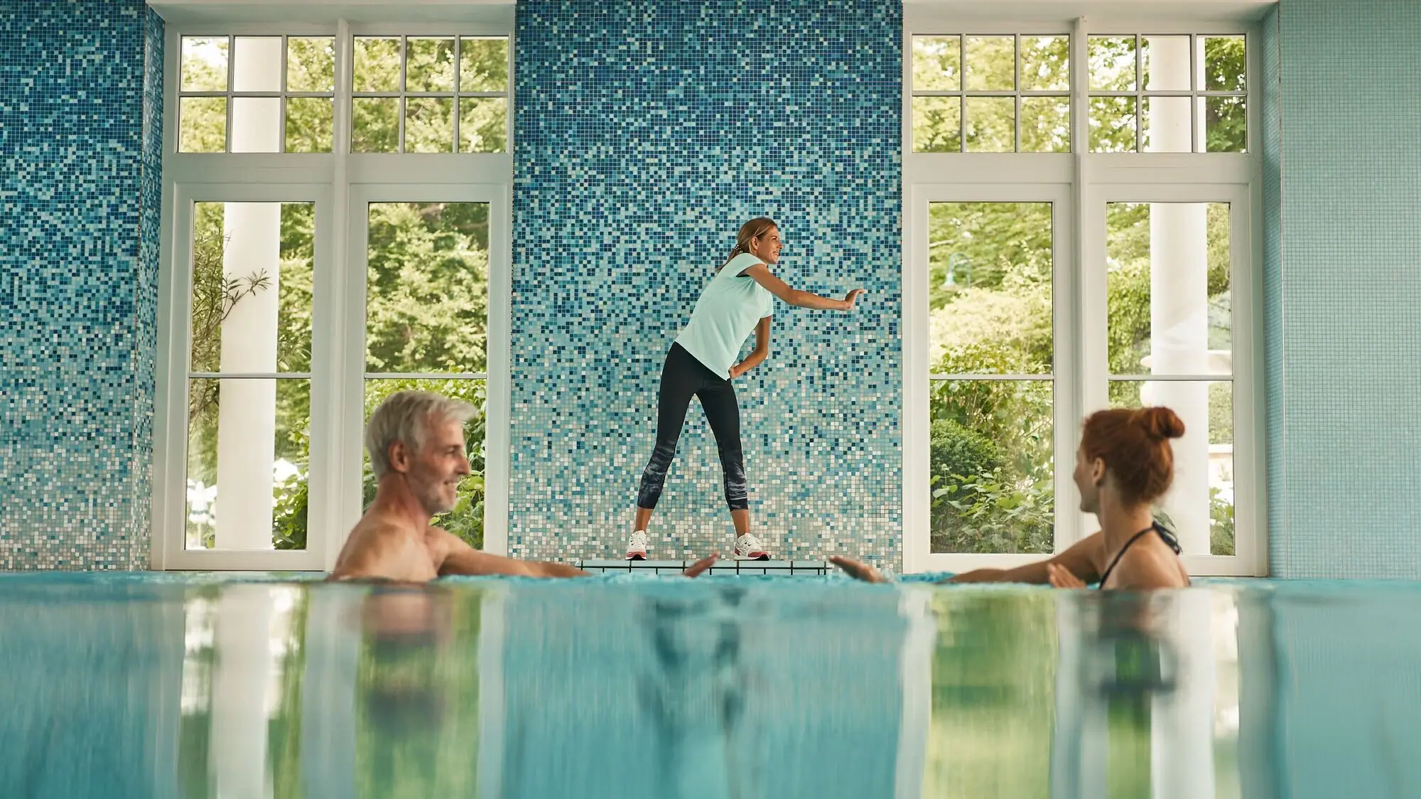 Eine Gruppe von Menschen in einem Schwimmbecken.