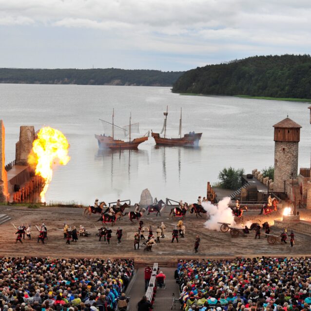 Blick auf die Bühne vor dem See bei den Störtebeker Festspielen
