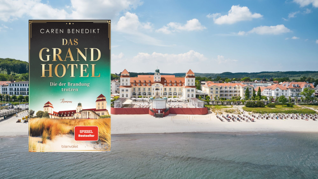 Buchcover "Das Grand Hotel - Die der Brandung trotzen" von Caren Benedikt vor einem Bild des Hotel Kurhaus Binz.