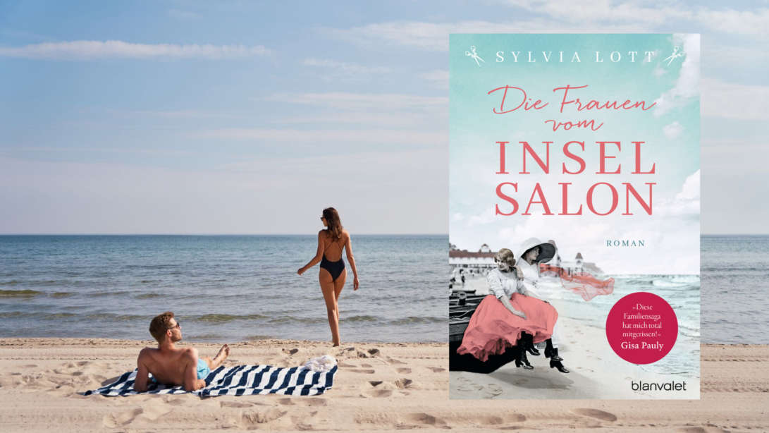 Buchcover "Die Frauen vom Inselsalon" von Sylvia Lott vor einem Strand mit einem Pärchen in Badekleidung