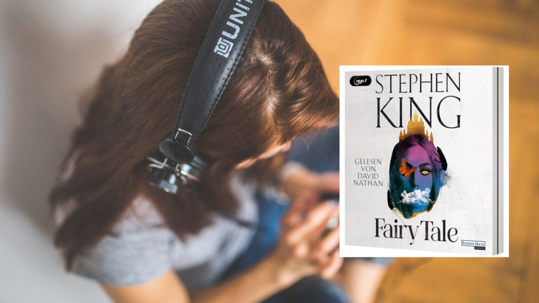 Hörbuchcover "Fairy Tale" von Stephen King vor einer Frau die mit Kopfhörern im Schneidersitz sitzt. Sie schaut nach unten.