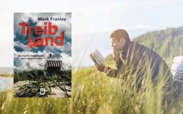 Treibsand Cover, im Hintergrund sitzt ein Mann auf einer Bank in den Dünen und hält ein Buch hoch