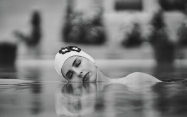 Frau mit Kopf im Wasser, Thermalwasser