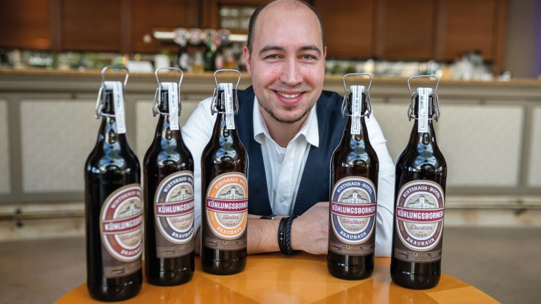 Kai Rodat vor 5 verschiedenen Flaschen Kühlungsborner für Bierverkostungen.